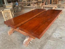 2 tấm gỗ vuông vắn, đường vân mịn đẹp được chế tác cẩn thận, chà nhám kỹ lưỡng tạo độ mịn - phẳng cho tấm chiếu