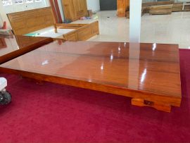 Bộ chiếu ngựa dáng thấp với 4 chân trụ cùng chất liệu