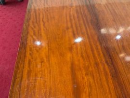 Từng dải vân nối dài, chạy thẳng tạo nên vẻ đẹp sang trọng và đặc trưng của mẫu chiếu ngựa gỗ lim