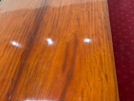 Không dễ dàng tìm thấy được tấm gỗ lim nguyên khối đủ dài để chế tác lên bộ sập đẹp như thế này