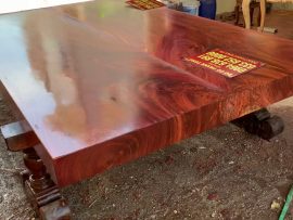 Phản gỗ ghép từ 2 tấm gỗ hương đặc nguyên gối ghép vân siêu ấn tượng.