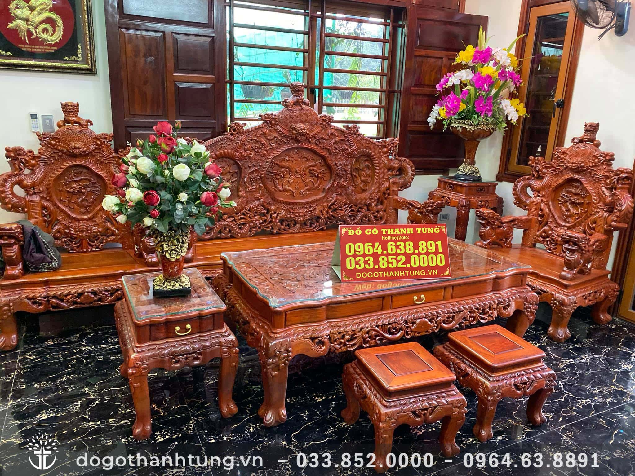 Với thiết kế Rồng Đỉnh độc đáo cùng chất liệu gỗ Hương đỏ Lào cao cấp, bộ bàn ghế phòng khách Rồng Đỉnh gỗ Hương đỏ Lào 8 món hàng đặt - chú Quân sẽ làm cho mọi vị khách của bạn hoàn toàn trầm trồ và hài lòng.