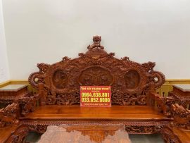 Bức họa gỗ độc đáo với hình ảnh oai hùng, bệ vệ của Rồng - Nghê - Phượng được nghệ nhân khéo léo thể hiện trên chương ghế