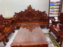 Mặt bàn nguyên khối đục tay tranh Tứ Linh tinh xảo. Mặt kính trong suốt được sử dụng để bảo vệ và tăng vẻ đẹp cho sản phẩm