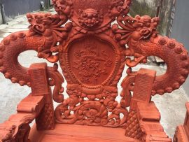 Cận cảnh vách ghế đơn mô phỏng ngai vàng của vua chúa ngày xưa