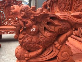 Tay ghế đục nguyên con Nghê đang lăn cầu - Dáng ngạo nghễ rất có hồn