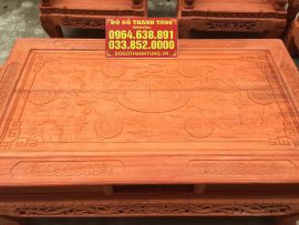 Mặt bàn nguyên tấm gỗ hương đóng khung tranh dày dặn. Chạm nổi Tứ Linh quây quần