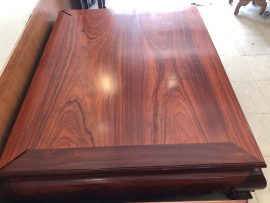 Sập trơn mặt 2 lá nguyên khối, đóng khung tranh vuông vắn, hở 2 đầu để gỗ giãn nở đều khi thời tiết thay đổi