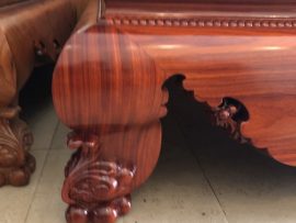 Chân sập được thiết kế mô phỏng chân Lân quỳ với độ phình mềm mại, các nét chạm khắc chân thực tăng vẻ đẹp cho bộ sập