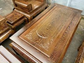 Mặt bàn đóng khung dày dặn, chạm nổi họa tiết hoa lá tây