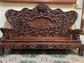 Chương ghế đục họa tiết 9 con rồng, 8 con ngựa và 8 vị tiên trên núi bồng lai với ý nghĩa: May mắn, thuận lợi, nghị lực, kiên cường và trường sinh.