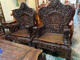 Cặp ghế đơn được đục họa tiết đồng bộ với đoản. Tay ghế đục Nghê vờn cầu, yếm đục 2 tầng cổ sen cao cấp.