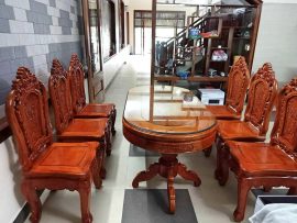 Mẫu bàn ăn bầu dục có mặt kính bảo vệ. Đỉnh ghế đục tay kênh bong hoa lá tây tân cổ điển. Vách tựa đục hoa hồng vảy nền.