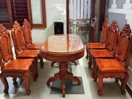 Bộ bàn ghế ăn Hoàng gia 7 món được xử lí bề mặt bằng sơn PU cao cấp, tăng tính thẩm mỹ và độ sang trọng của sản phẩm.