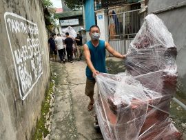 Quá trình chuyển hàng vào nhà chú Hòa được thực hiện cẩn thận, nhanh chóng