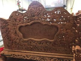 Mặt sau của đoản cũng được đục đẽo chi tiết tỉ mẩn