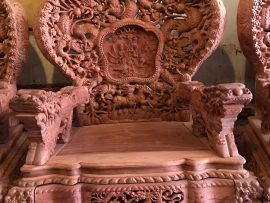 Các chi tiết trên ghế được đục kênh bong sắc nét, mỗi nét khắc họa đều có hồn