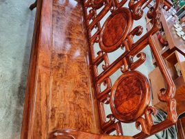 Tựa ghế sử dụng những tấm gỗ tròn, phủ sơn PU giúp trông như mặt đá