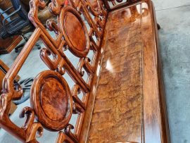 Mặt ghế sử dụng tấm gỗ cẩm nguyên khối vân cực phẩm - điểm độc đáo của bộ sản phẩm này