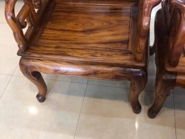 Chân ghế thon dài, uons cong mềm mại nhưng vẫn rất chắc chắn