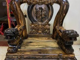 Bàn ghế được sơn PU cao cấp bóng mịn dưỡng gỗ mà vẫn giữ nguyên được màu sắc cùng vân gõ tự nhiên