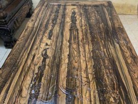 Mặt bàn chạm tay vảy nền tranh tứ linh với đường vân đen đặc trưng của chất gỗ mun Lào