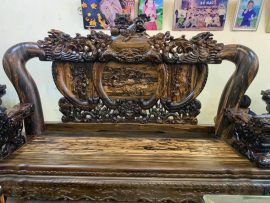 Đoản dài bộ Minh Nghê gỗ mun. Chương ghế đục kênh bong sinh động Nghê, Phượng. Mặt ghế sử dụng tấm gỗ nguyên khối.