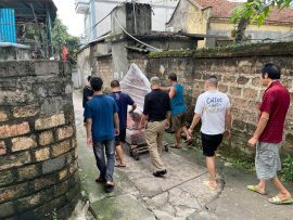 Ngõ vào nhà chú Hòa khá sâu, sản phẩm nặng nên bác Hòa đã nhờ cả hàng xóm sang hỗ trợ chúng tôi