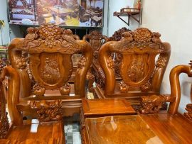 Mặt sau của ghế đơn được chạm khắc cẩn thận, rõ hình khối