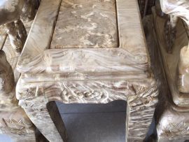 Đôn kẹp giữa thiết kế đơn giản để toát được vẻ đẹp của hoa vân ngọc nghiến