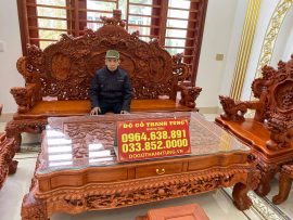 Sự đồ sộ của bộ bàn ghế càng làm tăng thêm độ đẳng cấp của gia chủ