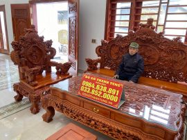 Mọi chi tiết đục khắc trên bàn và ghế đều được thực hiện thủ công, hoàn toàn bằng tay - điểm khác biệt xa với những đồ nội thất trôi nổi đục máy