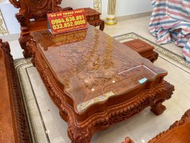 Mặt bàn đục thủ công tranh Tứ linh quần tụ, phía trên được bao bọc bởi lớp kính trong suốt dày dặn.