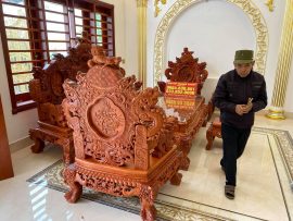 Bộ bàn ghế được đục khắc và hoàn thiện cả mặt trước và sau toàn vẹn