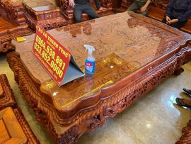 Mặt bàn khắc họa sinh động tranh tứ linh quần tụ, đục vảy nền, yếm bàn uốn cong mềm mại