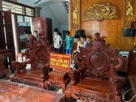 Hàng xóm và anh em họ hàng không ngớt lời khen độ chịu chơi và vẻ đẹp của bộ bàn ghế ngay khi Thanh Tùng kê xong