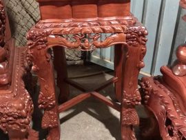 Đôn cao đặt trong góc được thiết kế thêm 2 thanh ngang phía dưới chắc chắn