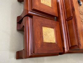 2 đôn thấp mặt cũng được ốp tấm nu nghiến tạo điểm nhấn