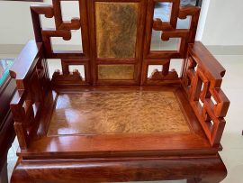 Ghế đơn triện thanh cong uốn lượn, vách tự ốp đá vân như cảnh sơn thủy hữu tình