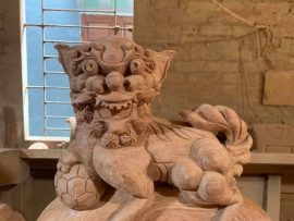 Đầu kỳ lân với móng vuốt sắc nhọn kết hợp cùng thân chó ra hình ảnh Nghê phổ biến trong các đồ nội thất