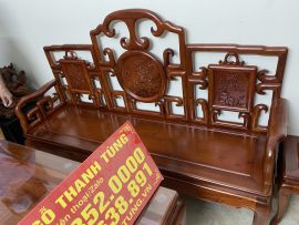 Đoản dài với 2 tựa vuông ở 2 bên và 1 tựa tròn ở giữa. Các mặt tựa được chạm Tứ Quý vảy nền