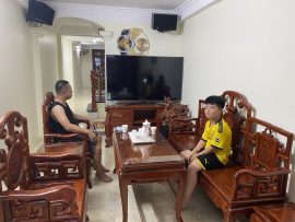 Bộ bàn ghế được đặt vừa vặn trong gian phòng khách