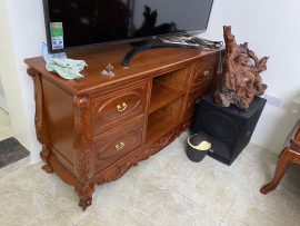 Kệ TV đặt thêm theo kích thước phòng khách nhà anh Tùng