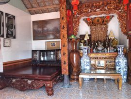 Bộ sập đặt trong gian thờ nhà bác Tạo tạo nên không gian đồng điệu và linh thiêng