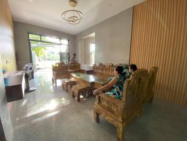 Phòng khách rộng rãi và ấn tượng với bộ bàn ghế Âu Á nu nghiến 10 món