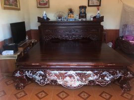 Sập thờ dáng cổ giúp gian thờ thêm sang trọng và hoài cổ