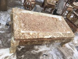 Mặt bàn sử dụng tấm gỗ nguyên khối, hoa văn như đuôi công đẹp mê đắm