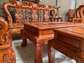 Mọi góc đều được hoàn thiện chỉn chu nên nhìn tổng thể bộ bàn ghế rất sang trọng và lộng lẫy