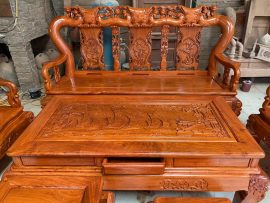 Bàn thiết kế có ngăn kéo để tiện cho gia chủ cất đồ