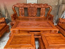 Chương ghế đục voi tinh xảo, vách tựa chính đục voi cõng tiền, vách 2 bên cách điệu ngà voi độc đáo